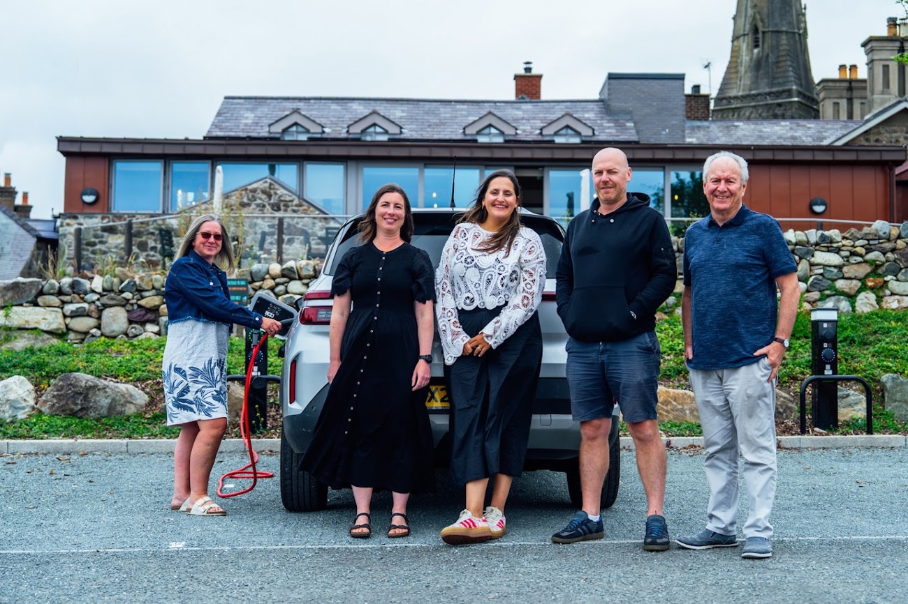 Pwyntiau gwefru cerbydau trydan - Ty'n Llan